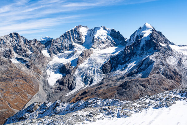 Ausblick von der Corvatsch Bergstation (3.303 m) auf den Gletscher, das Berninamassiv mit dem Biancograt || MICE Ladies Business & Balance St. Moritz Engadin // Bild: peerkolberg.de Ausblick von der Corvatsch Bergstation (3.303 m) auf den Gletscher, das Berninamassiv mit dem Biancograt || MICE Ladies Business & Balance St. Moritz Engadin // Bild: peerkolberg.de