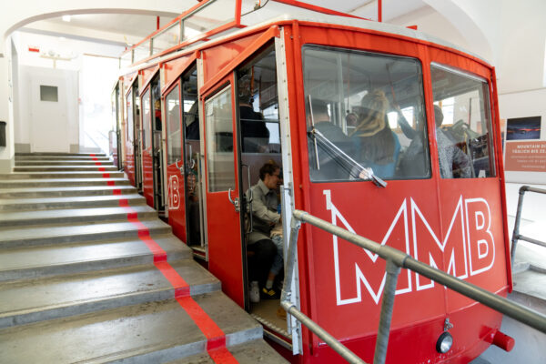 Mit der Muottas-Muragl-Standseilbahn zum Romantikhotel Muottas Muragl || MICE Ladies Business & Balance St. Moritz Engadin // Bild: peerkolberg.de Mit der Muottas-Muragl-Standseilbahn zum Romantikhotel Muottas Muragl || MICE Ladies Business & Balance St. Moritz Engadin // Bild: peerkolberg.de