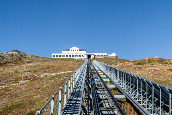Mit der Muottas-Muragl-Standseilbahn zum Romantikhotel Muottas Muragl || MICE Ladies Business & Balance St. Moritz Engadin // Bild: peerkolberg.de Mit der Muottas-Muragl-Standseilbahn zum Romantikhotel Muottas Muragl || MICE Ladies Business & Balance St. Moritz Engadin // Bild: peerkolberg.de