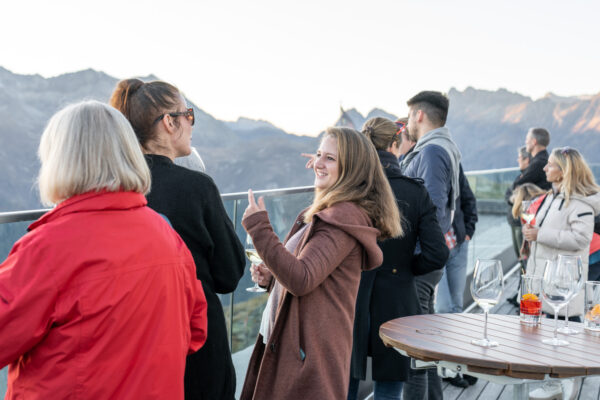 MICE Ladies auf der Terrasse vom Romantikhotel Muottas Muragl || MICE Ladies Business & Balance St. Moritz Engadin // Bild: peerkolberg.de MICE Ladies auf der Terrasse vom Romantikhotel Muottas Muragl || MICE Ladies Business & Balance St. Moritz Engadin // Bild: peerkolberg.de