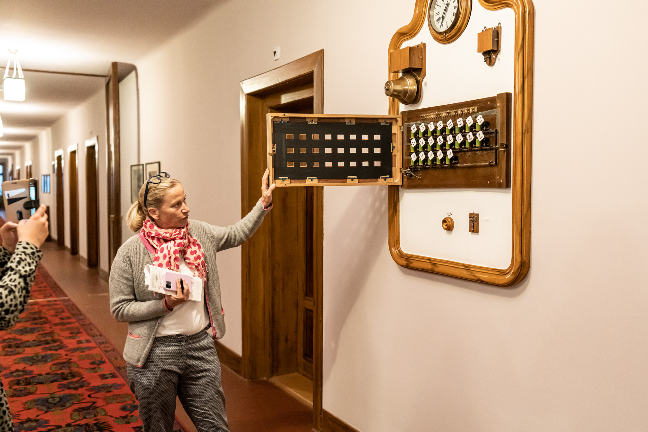 historische „Room-Service“ System der Bel Etage – Flurina Caviezel Marketing- und Verkaufschefin vom Waldhaus Sils || MICE Ladies Business & Balance St. Moritz Engadin // Bild: peerkolberg.de