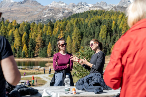 Team-Coaching in der Natur am Stazersee || MICE Ladies Business & Balance St. Moritz Engadin // Bild: peerkolberg.de Team-Coaching in der Natur am Stazersee || MICE Ladies Business & Balance St. Moritz Engadin // Bild: peerkolberg.de