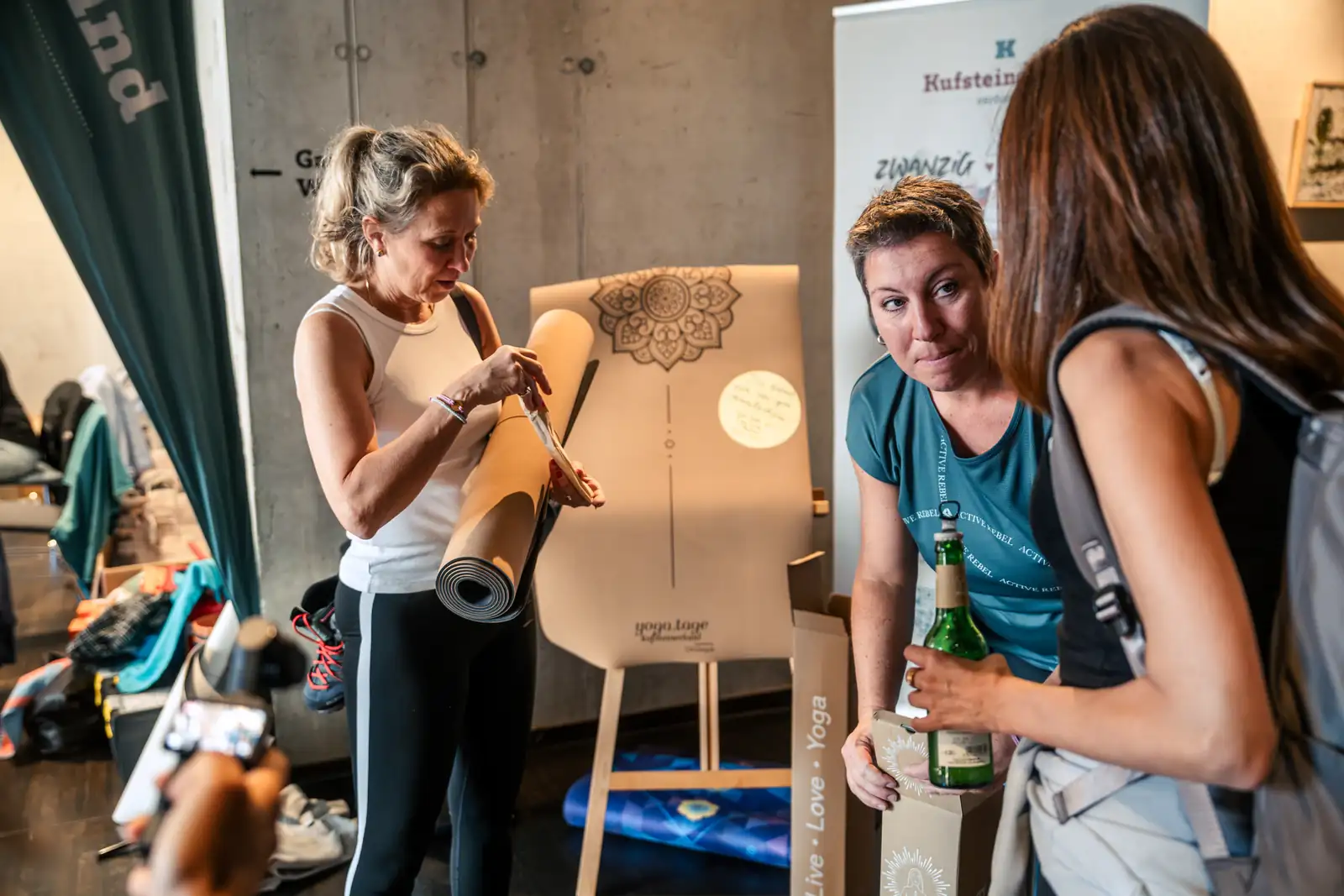 Begegnungen bei den yoga.tagen Kufsteinerland Teilnehmerinnen informieren sich an einem Stand der yoga.tage Kufsteinerland