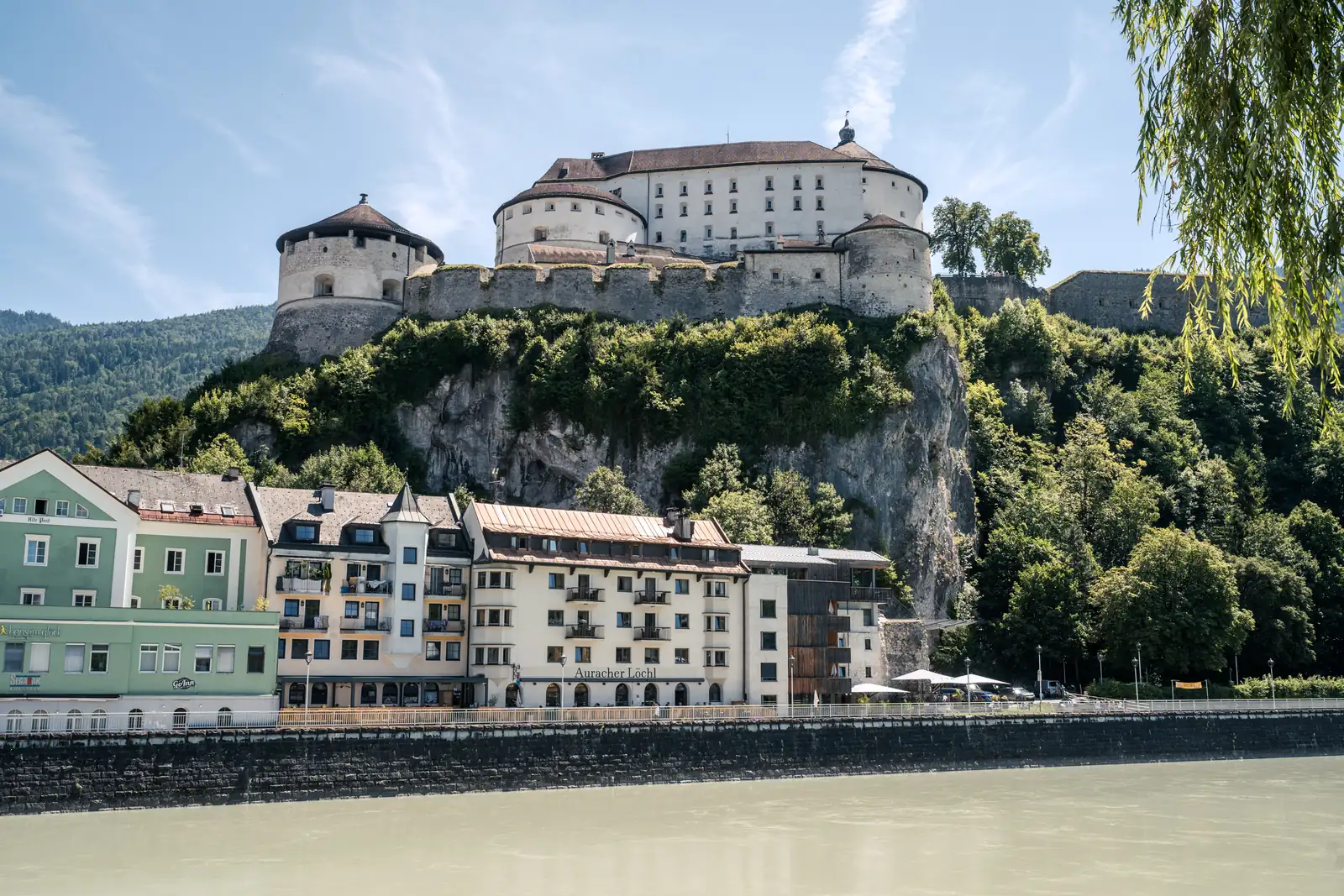 Festung Kufstein und Auracher Löchl am Inn Festung Kufstein und historische Häuser spiegeln sich am Ufer des Inns