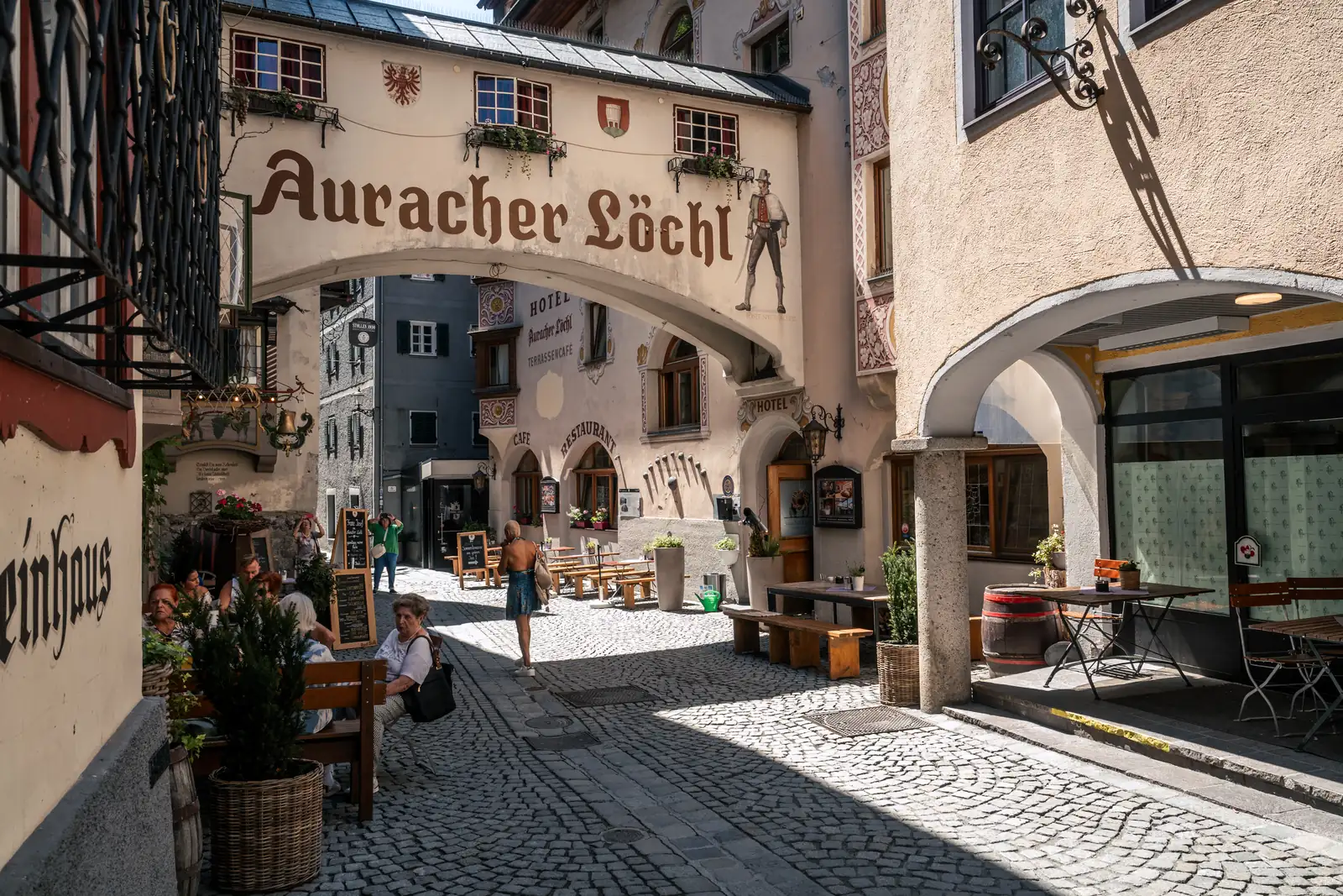 Auracher Löchl und Träumerei #8 in Kufstein Blick durch den Torbogen des Auracher Löchl in Kufstein