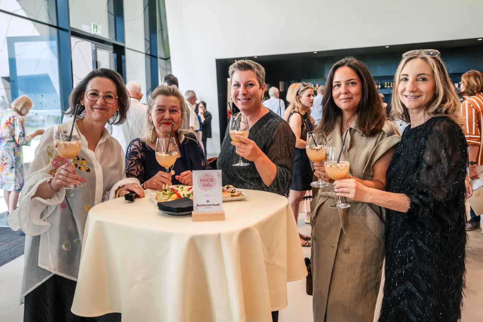 Networking der MICE Ladies im Festspielhaus Erl MICE Ladies beim Empfang mit Getränken im Festspielhaus Erl