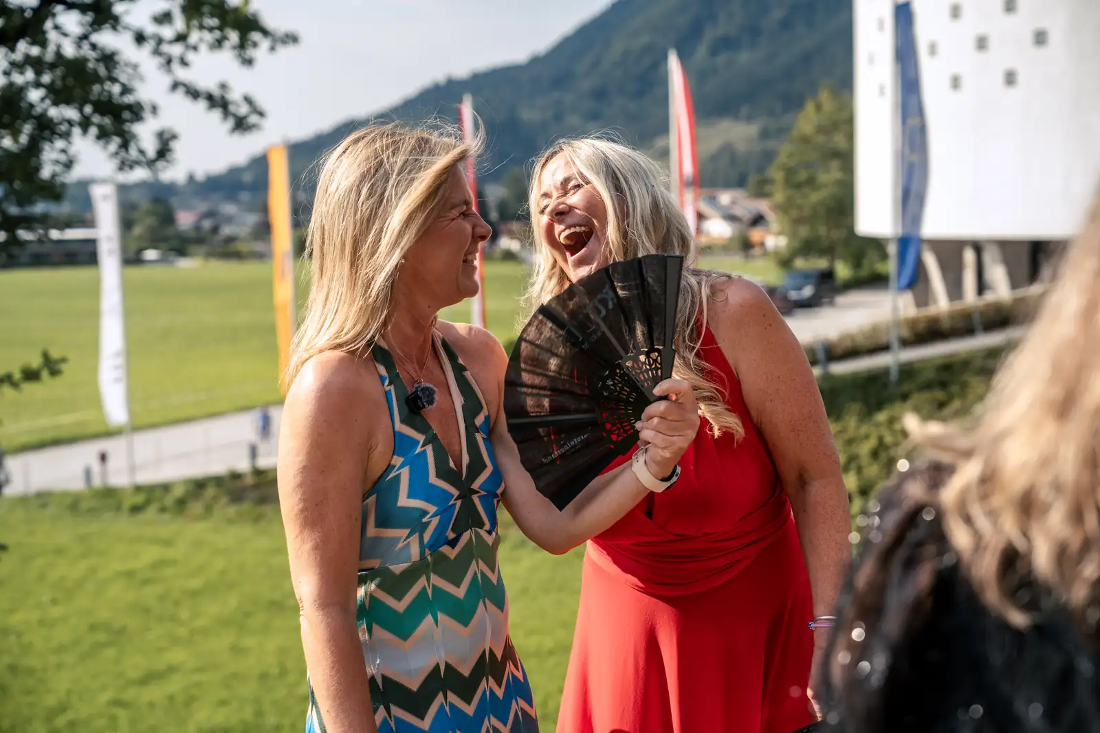 MICE Ladies vor dem Festspielhaus Erl Zwei Teilnehmerinnen lachen gemeinsam vor dem Festspielhaus Erl