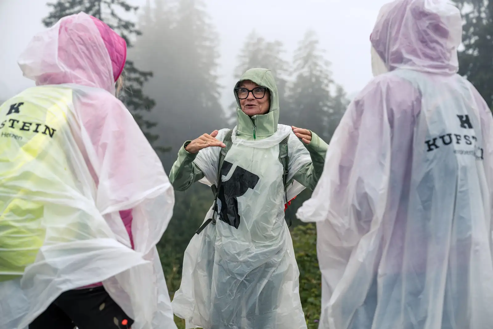 Achtsamkeitswanderung im Kufsteinerland Lachende Teilnehmerinnen bei einer Wanderung im Regen oberhalb von Kufstein