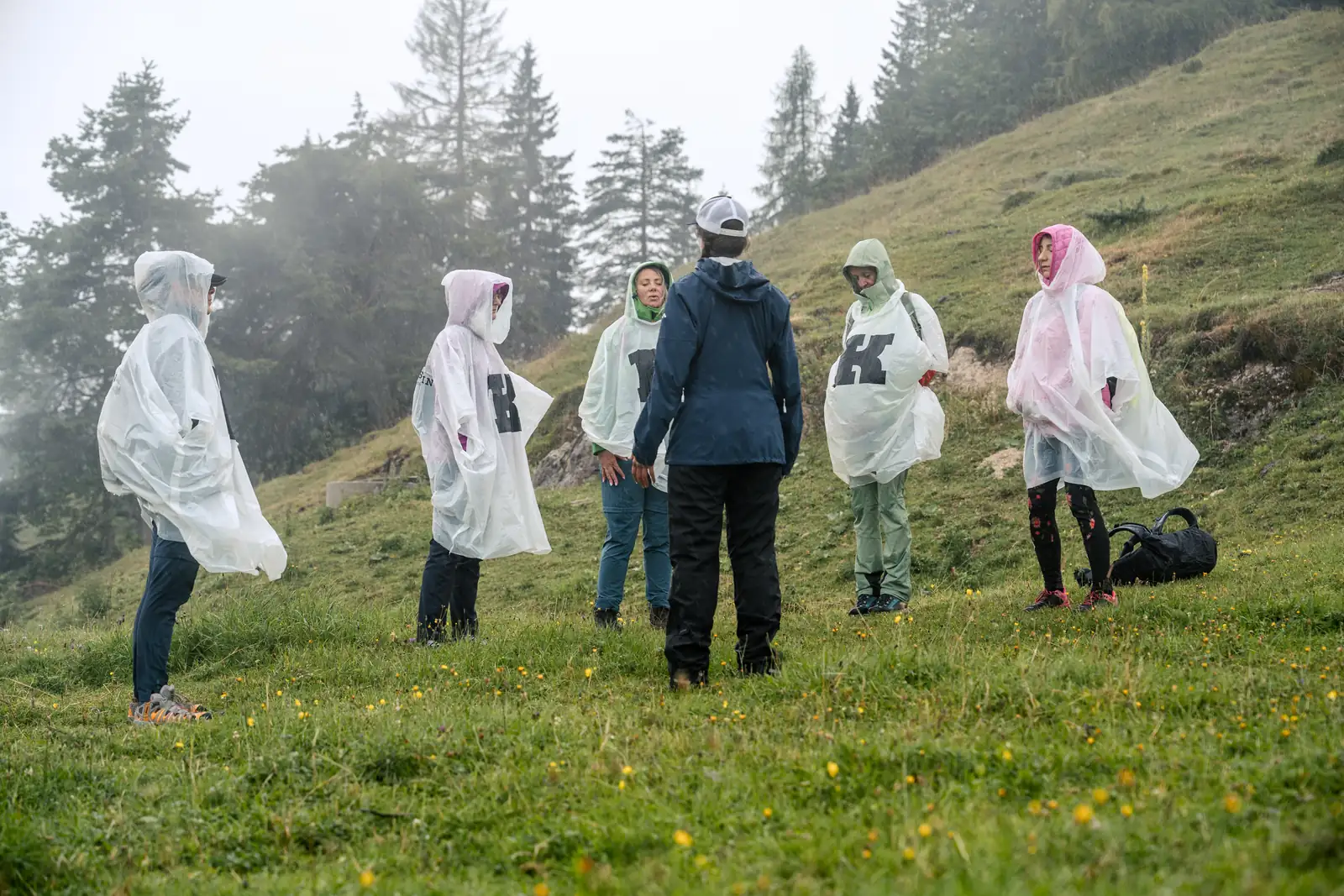 Achtsamkeitswanderung im Kufsteinerland Lachende Teilnehmerinnen bei einer Wanderung im Regen oberhalb von Kufstein