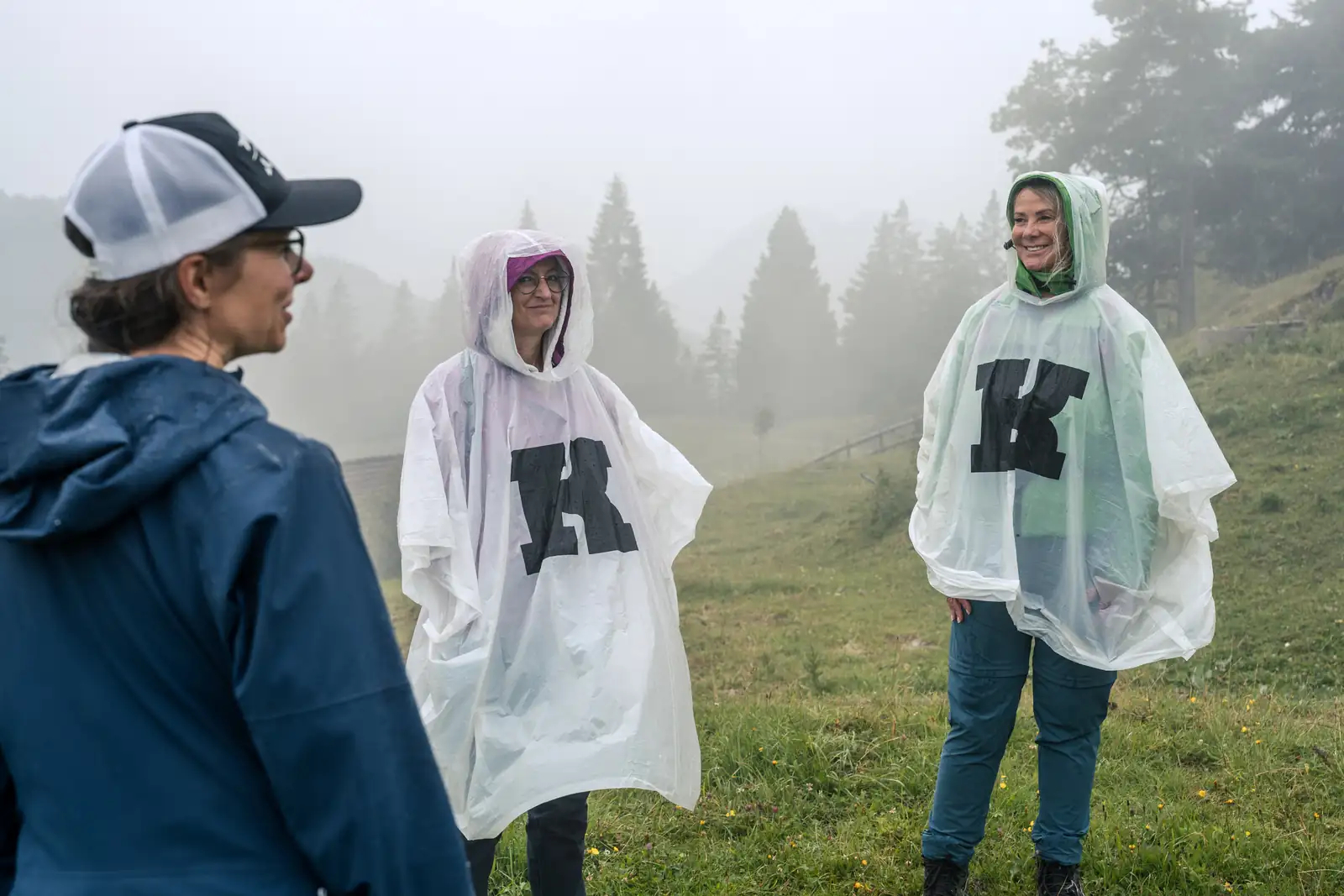 Achtsamkeitswanderung im Kufsteinerland MICE Ladies in Regenponchos bei einer Wanderung am Kaiserlift Kufstein