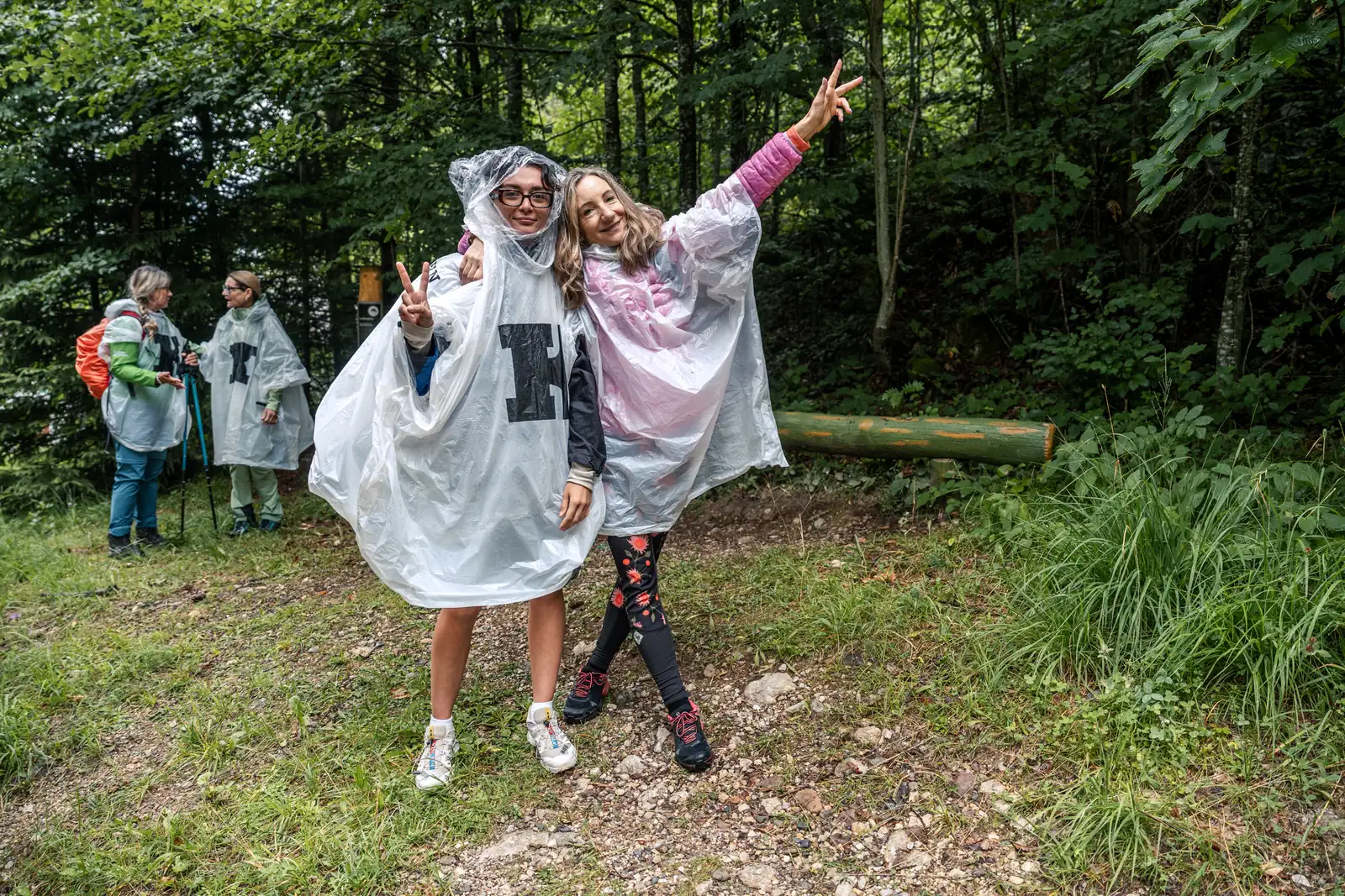 Achtsamkeitswanderung im Kufsteinerland MICE Ladies im Gespräch während einer regnerischen Achtsamkeitswanderung
