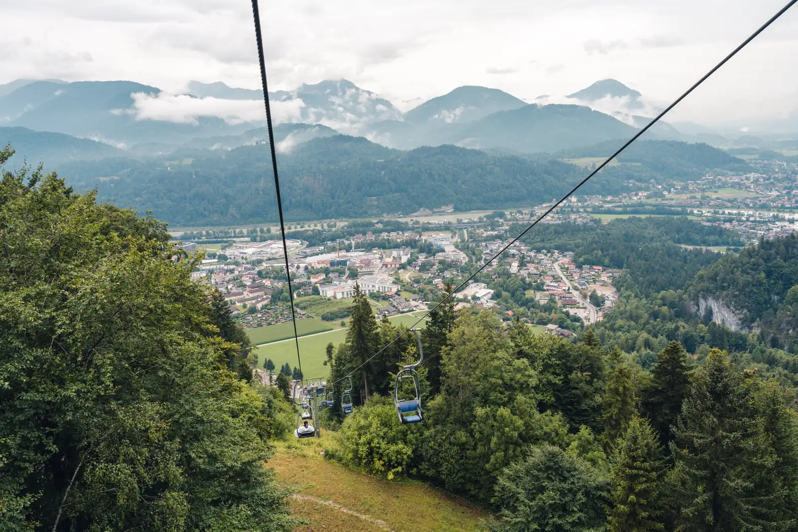 Historischer Kaiserlift Kufstein Historischer Kaiserlift über dem Wald mit Blick auf Kufstein