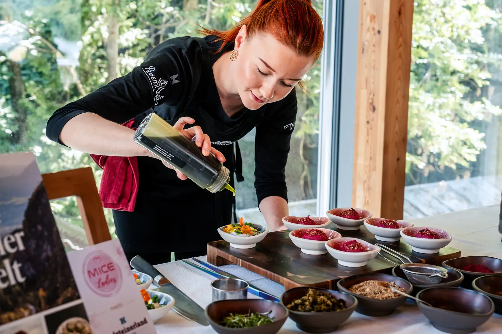 Kulinarische Inspiration mit Viktoria Fahringer Teilnehmerinnen probieren kreative alpine Küche bei einer Kochpräsentation