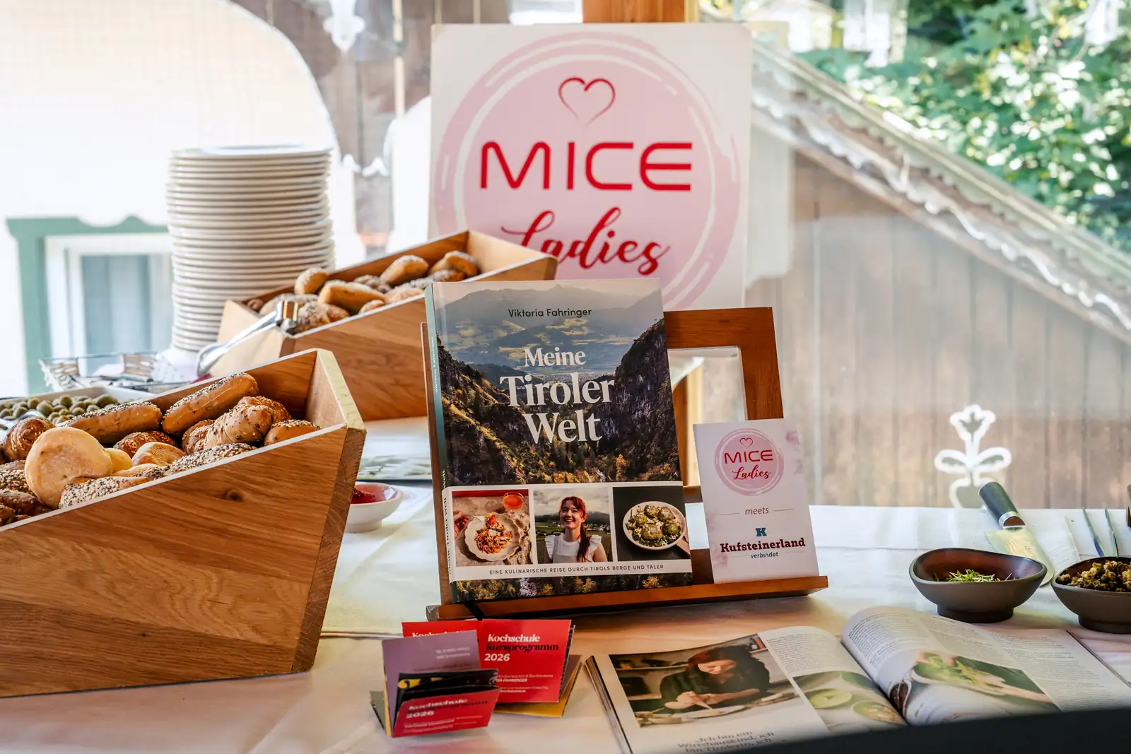 Begegnungen beim MICE Ladies Inspiration Panel Gäste stoßen beim Networking der MICE Ladies miteinander an