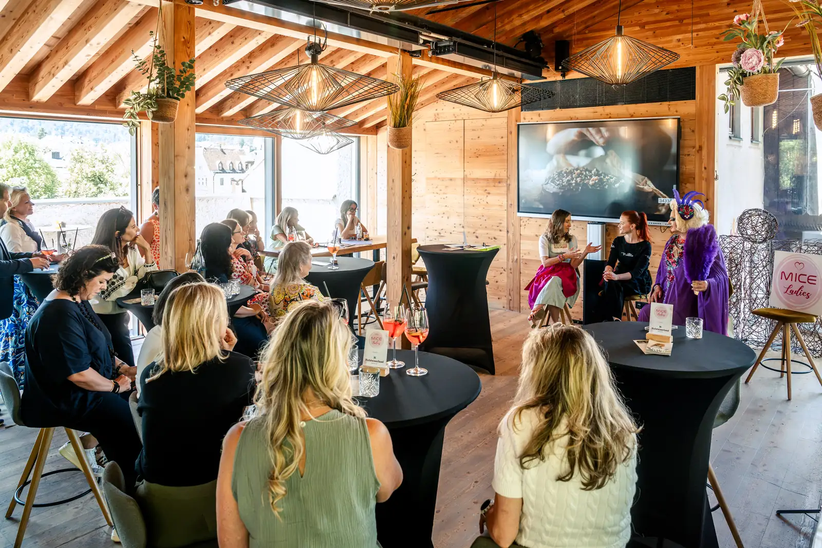 Inspiration Panel der MICE Ladies in Kufstein Betty Pearl und Viktoria Fahringer beim Inspiration Panel der MICE Ladies