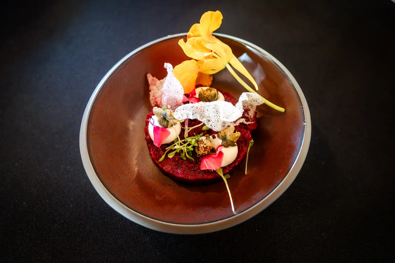 Signature Dish von Viktoria Fahringer Signature Dish „Kein.Beef.Tatar“ von Viktoria Fahringer auf einem dunklen Teller