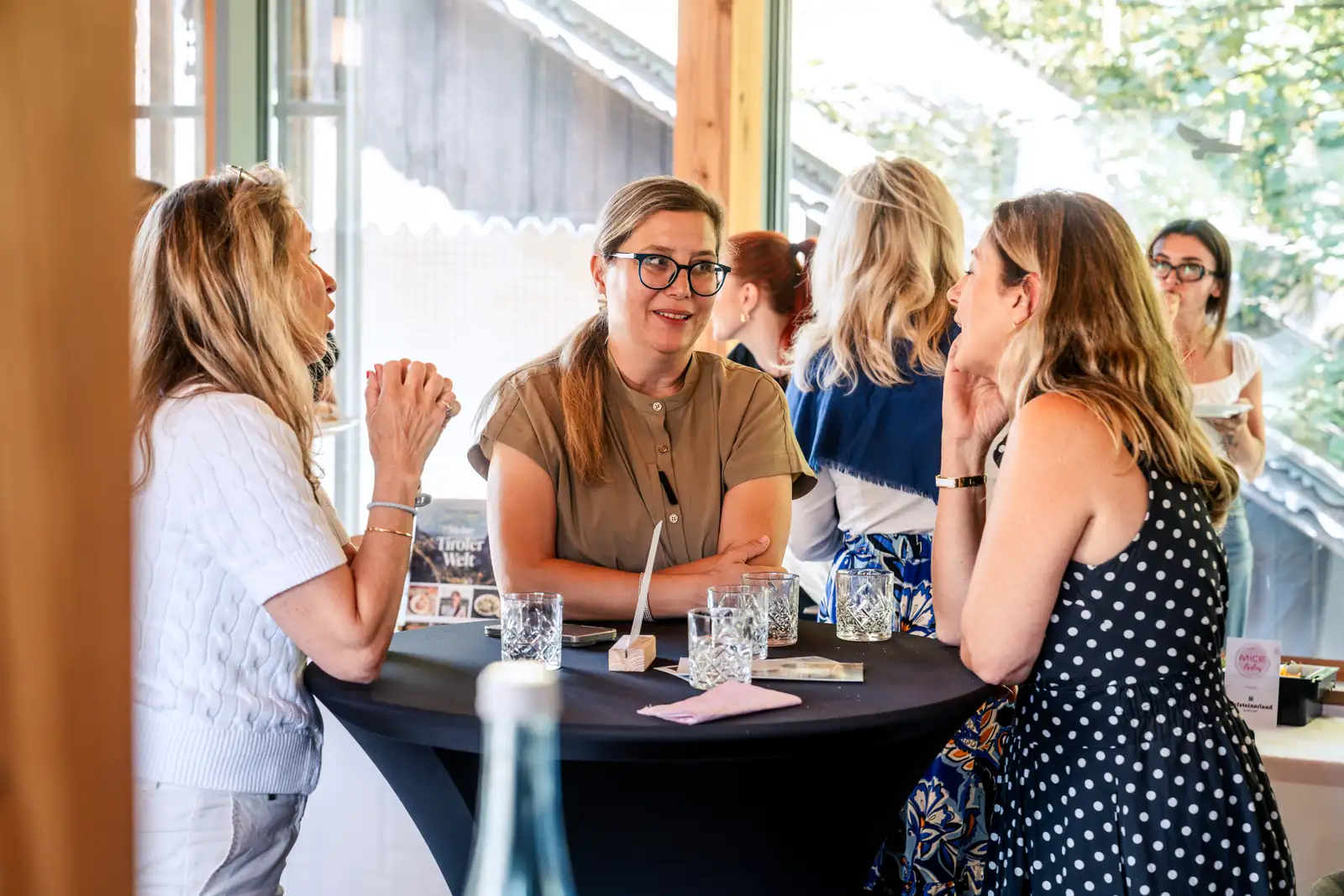 Begegnungen beim MICE Ladies Inspiration Panel Gäste stoßen beim Networking der MICE Ladies miteinander an