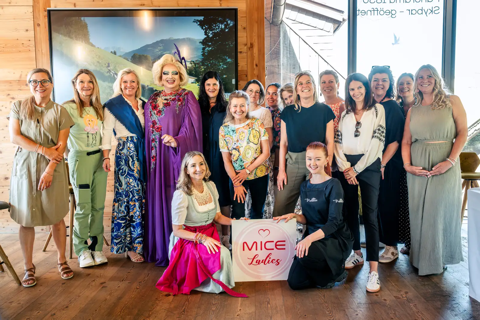 MICE Ladies mit Betty Pearl und Viktoria Fahringer Gruppenfoto der MICE Ladies mit Betty Pearl und Viktoria Fahringer