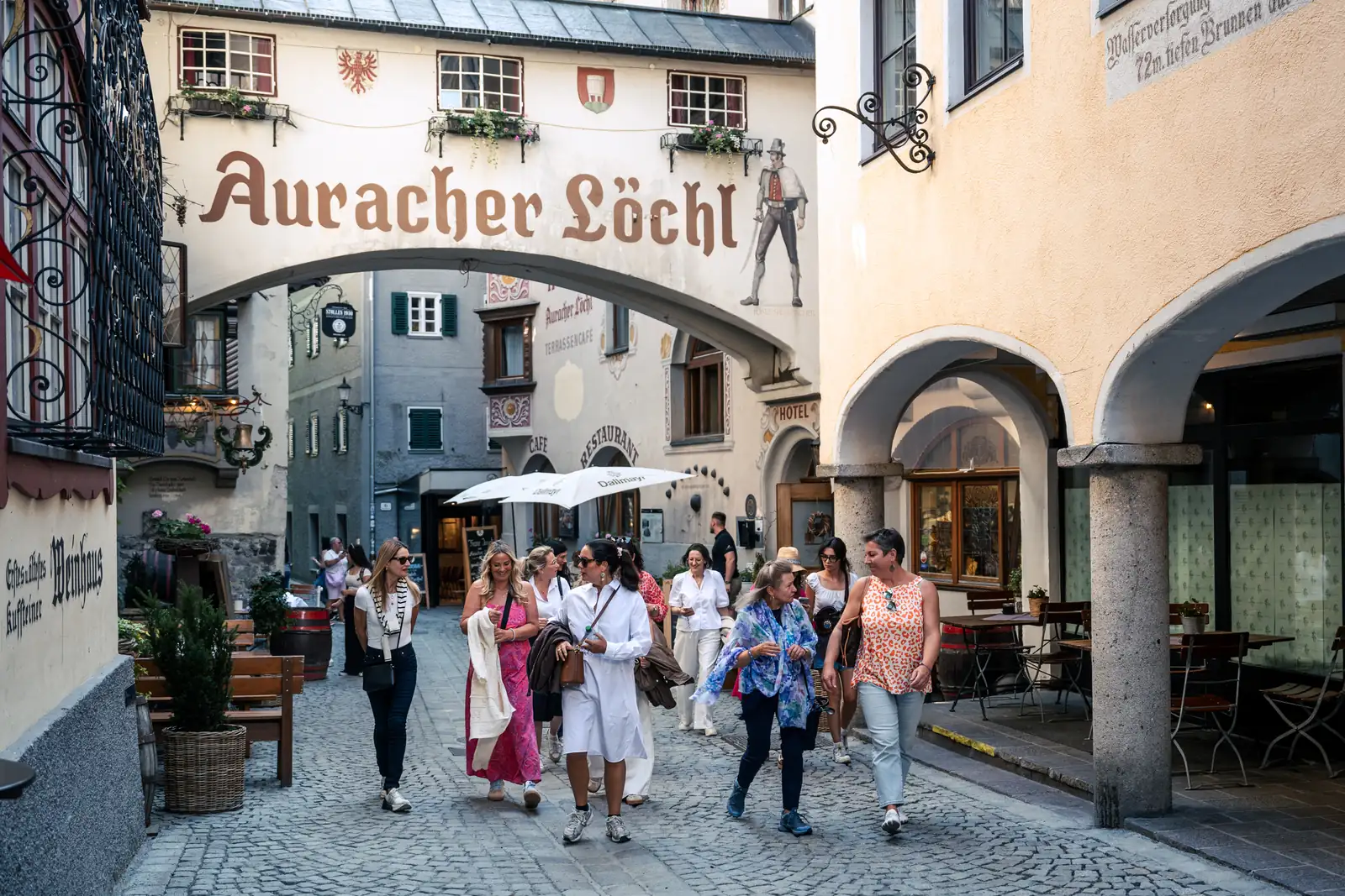 MICE Ladies in der Kufsteiner Altstadt MICE Ladies gehen gemeinsam durch die historische Altstadt von Kufstein
