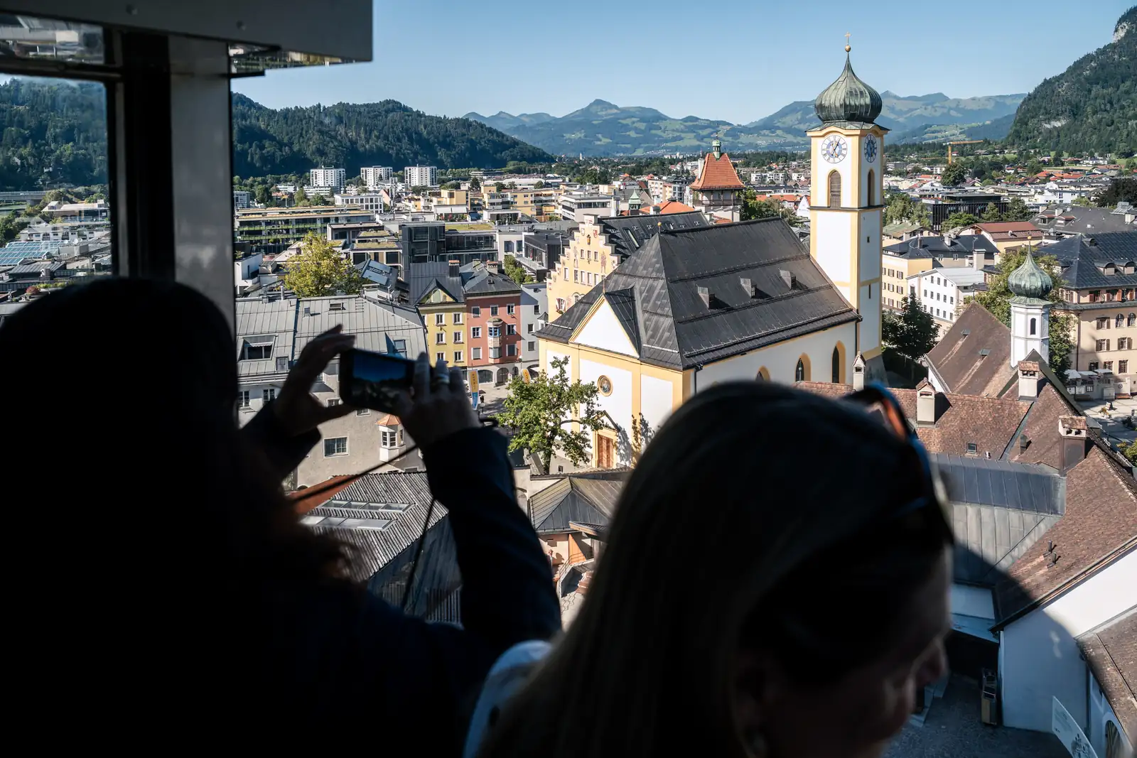 Ausblick von der Festung Kufstein Blick durch eine Schießscharte auf Kufstein und das Inntal