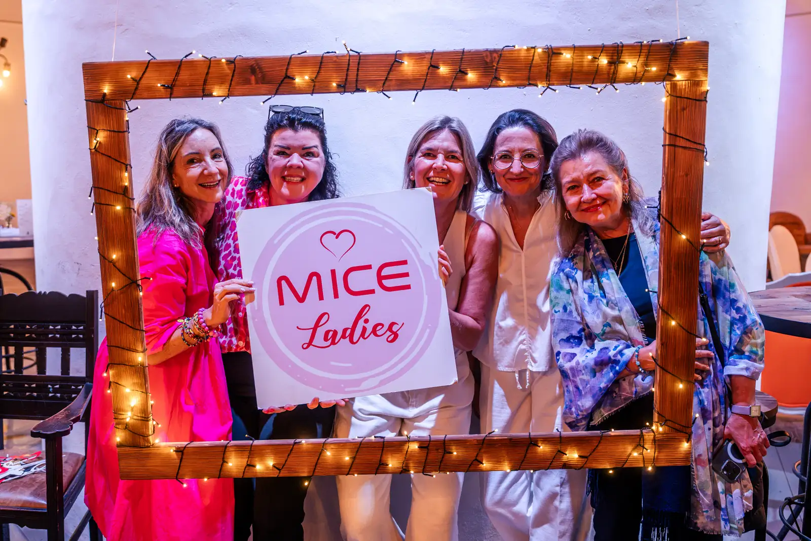Gruppenmoment auf der Festung Kufstein MICE Ladies posieren gemeinsam vor den Mauern der Festung Kufstein