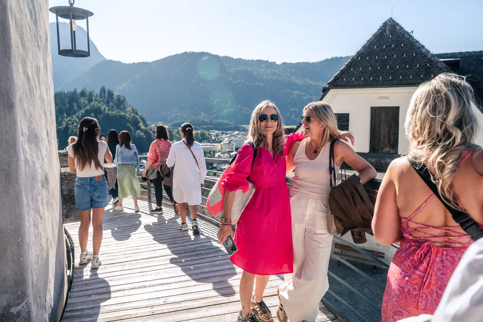 Gruppenmoment auf der Festung Kufstein MICE Ladies posieren gemeinsam vor den Mauern der Festung Kufstein
