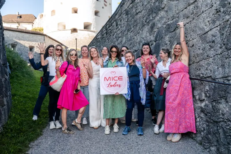 MICE Ladies posieren gemeinsam vor den Mauern der Festung Kufstein