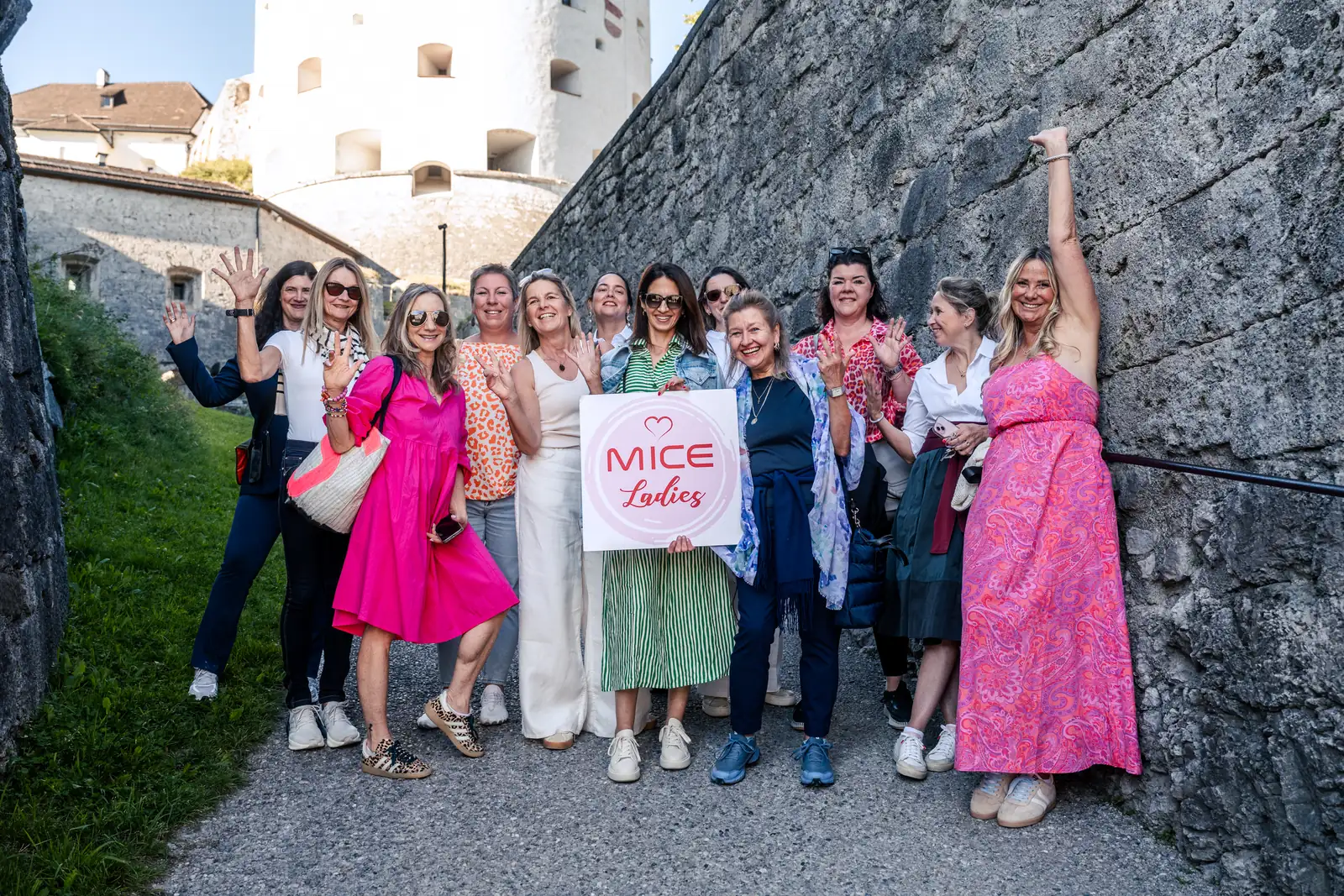 MICE Ladies posieren gemeinsam vor den Mauern der Festung Kufstein