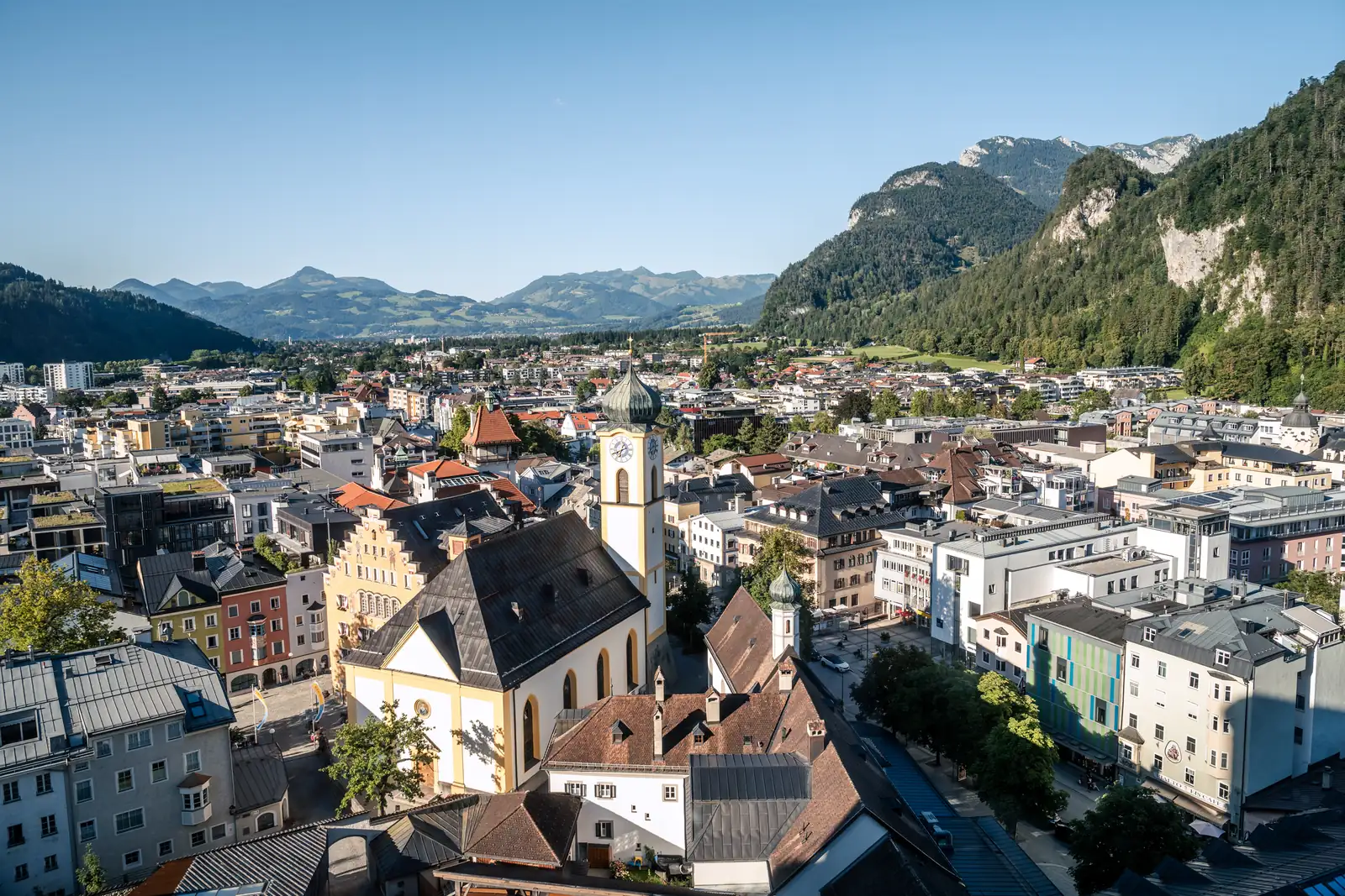 Ausblick von der Festung Kufstein Blick durch eine Schießscharte auf Kufstein und das Inntal
