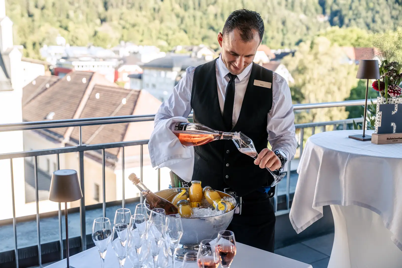 Dinner mit Festungsblick im Hotel Andreas Hofer Festlich gedeckter Tisch auf der Dachterrasse mit Blick auf die Festung Kufstein