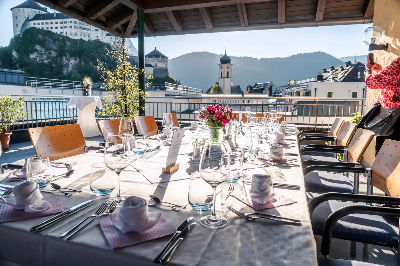 Dinner mit Festungsblick im Hotel Andreas Hofer Dinner-Tafel mit Blumen, Gläsern und Panoramablick über Kufstein