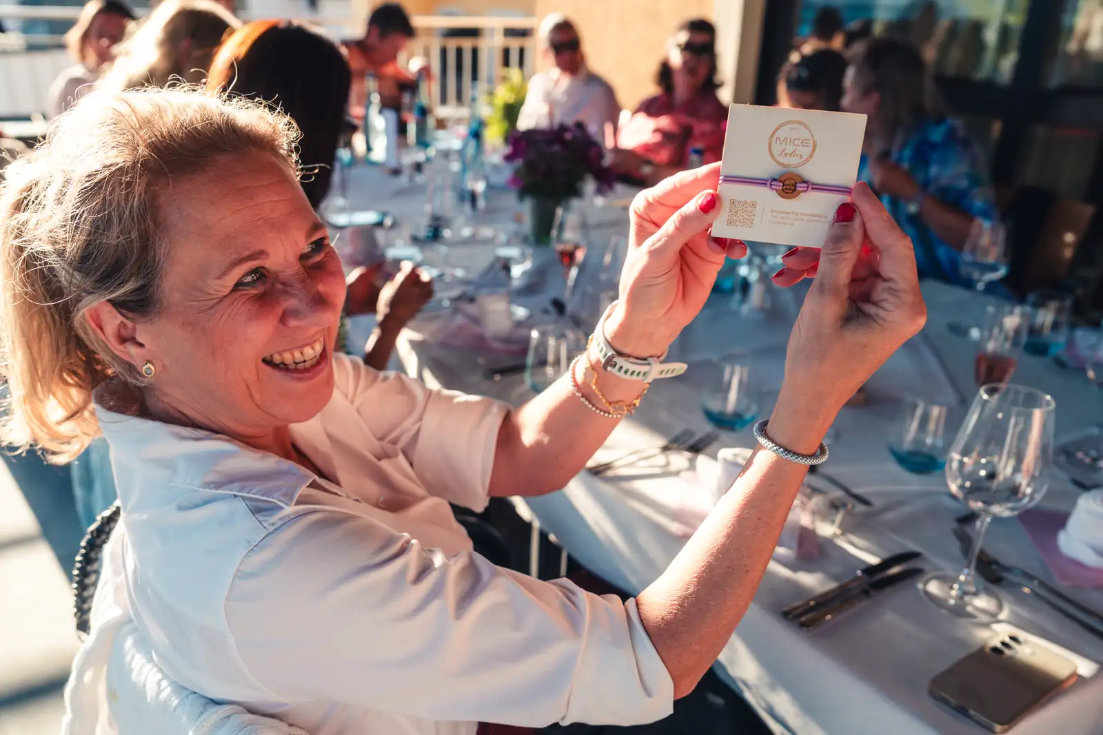 Persönliche Erinnerung an das MICE Ladies Retreat Teilnehmerin hält eine kleine MICE-Ladies-Geschenkbox in die Kamera