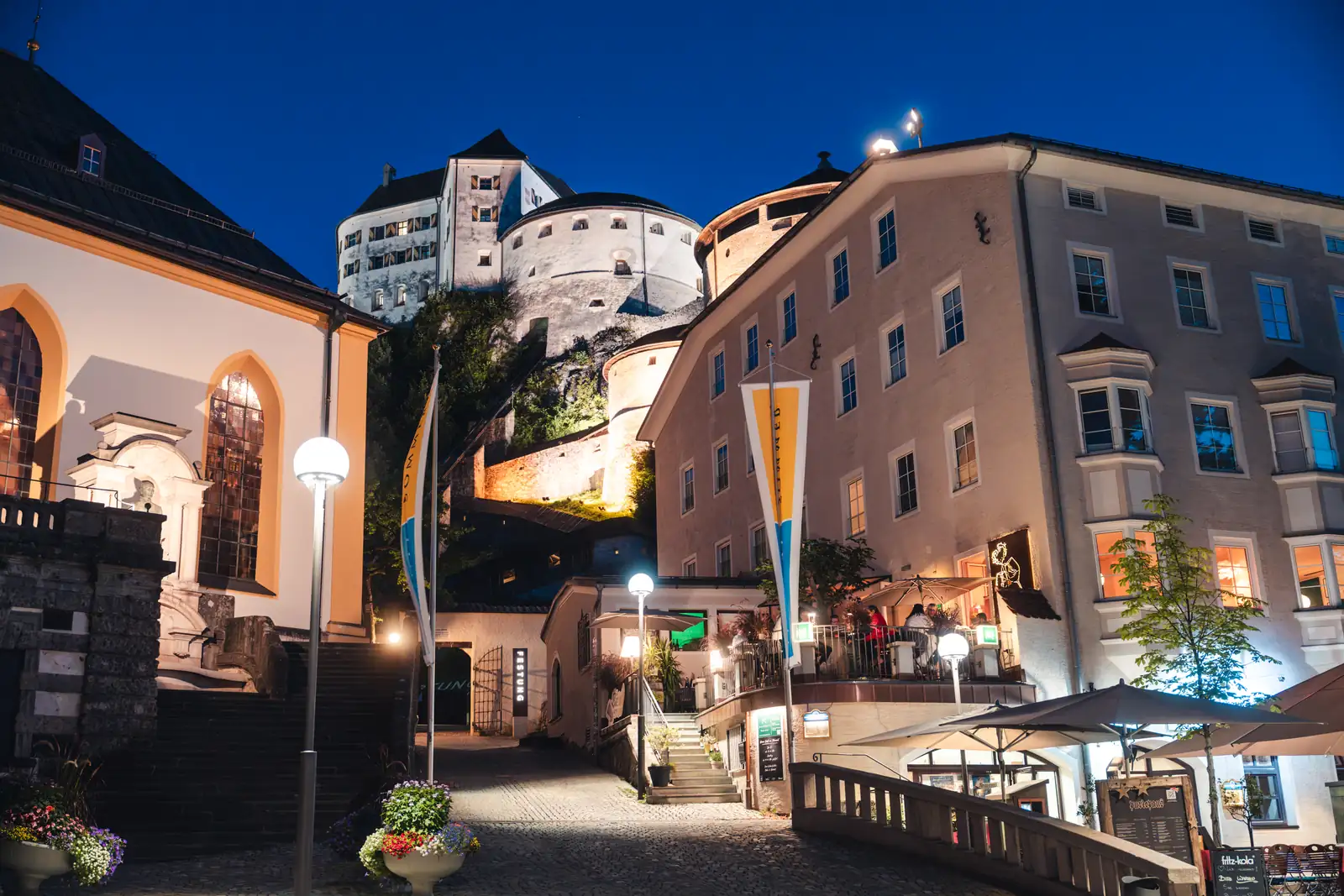 Auf dem Weg zum STOLLEN 1930 in Kufstein Historische Fassade des Auracher Löchl bei Nacht