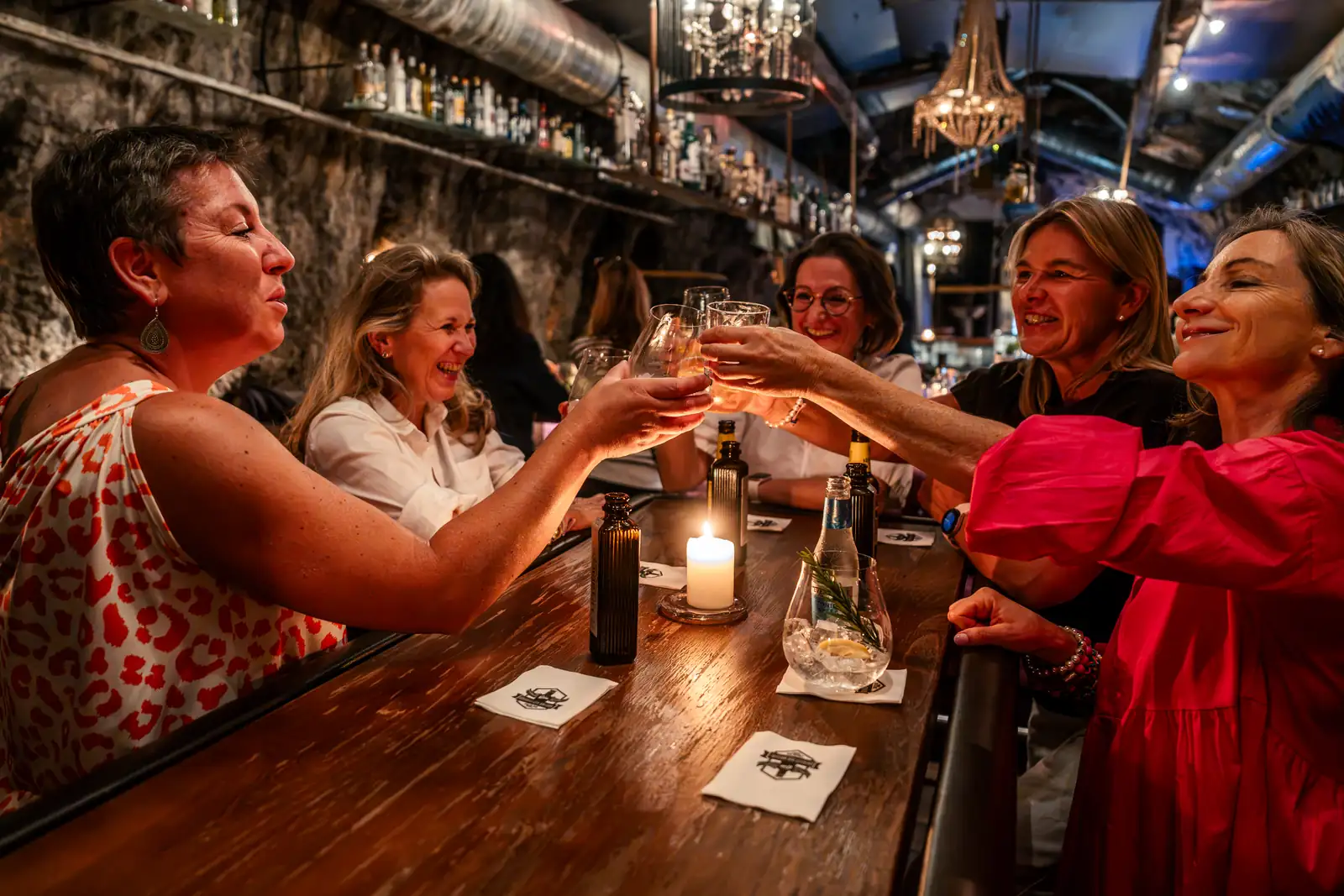 Networking der MICE Ladies im STOLLEN 1930 Gesellige Runde der MICE Ladies in der stimmungsvoll beleuchteten Bar