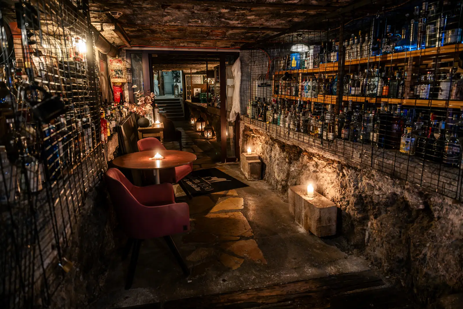 Gin-Galerie im STOLLEN 1930 Beleuchtete Gin-Sammlung in den Felsgewölben des STOLLEN 1930