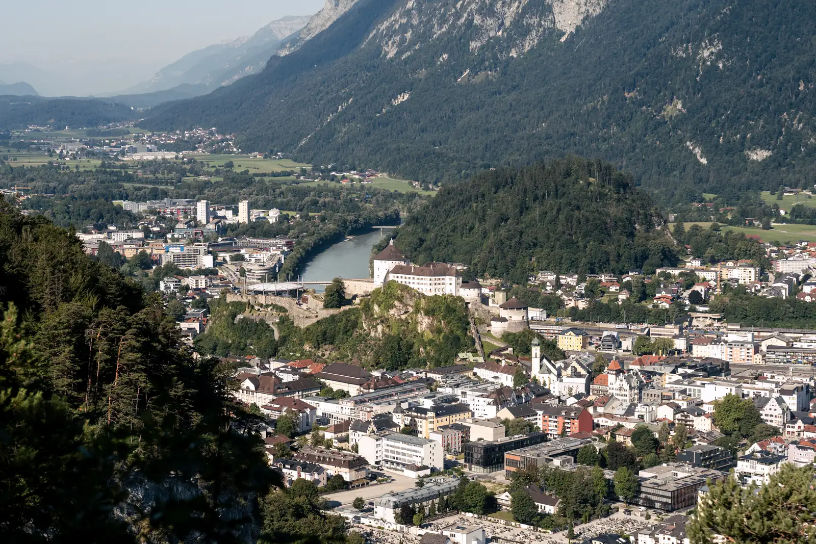 Wanderung mit Festungsblick in Kufstein Guide spricht zu den MICE Ladies an einem Aussichtspunkt im Wald