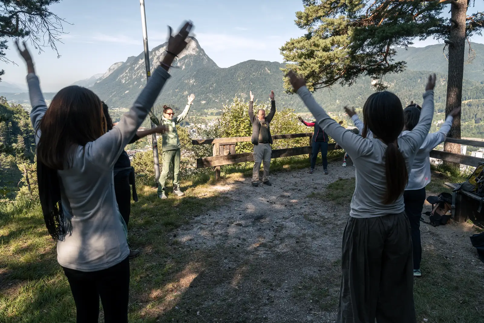Tai Chi mit Blick über Kufstein MICE Ladies heben bei einer Tai-Chi-Übung gemeinsam die Arme